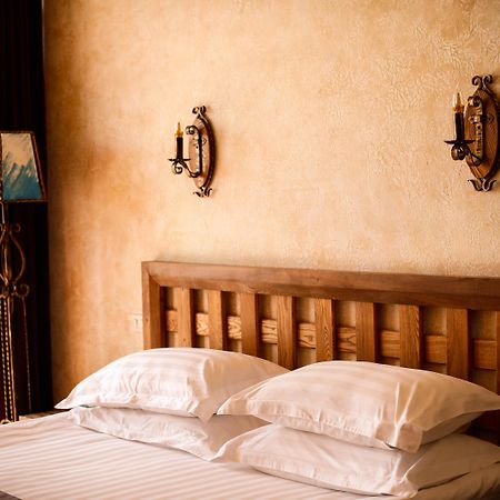 Caucasus Hotel Kasagh Eksteriør bilde A bed with two pillows