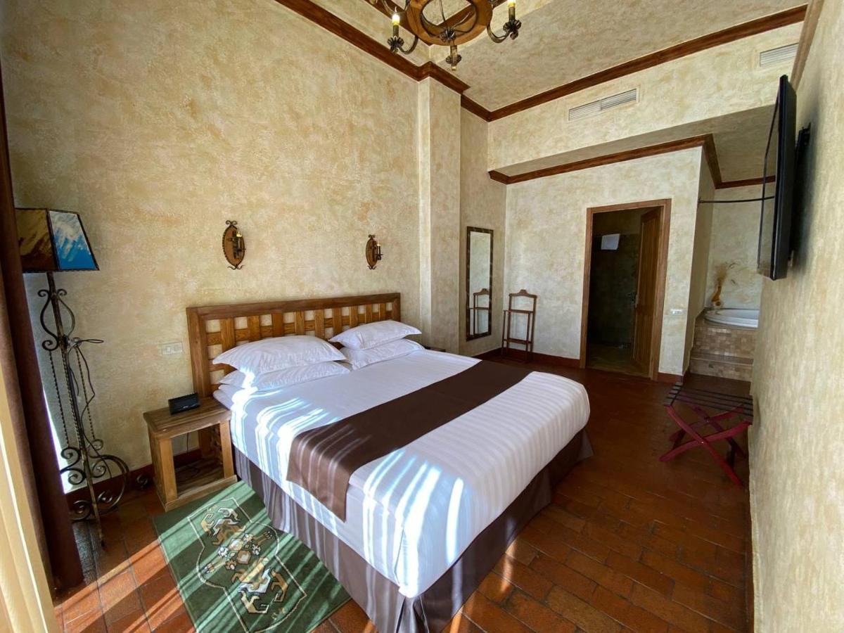 Caucasus Hotel Kasagh Eksteriør bilde A room at the hotel