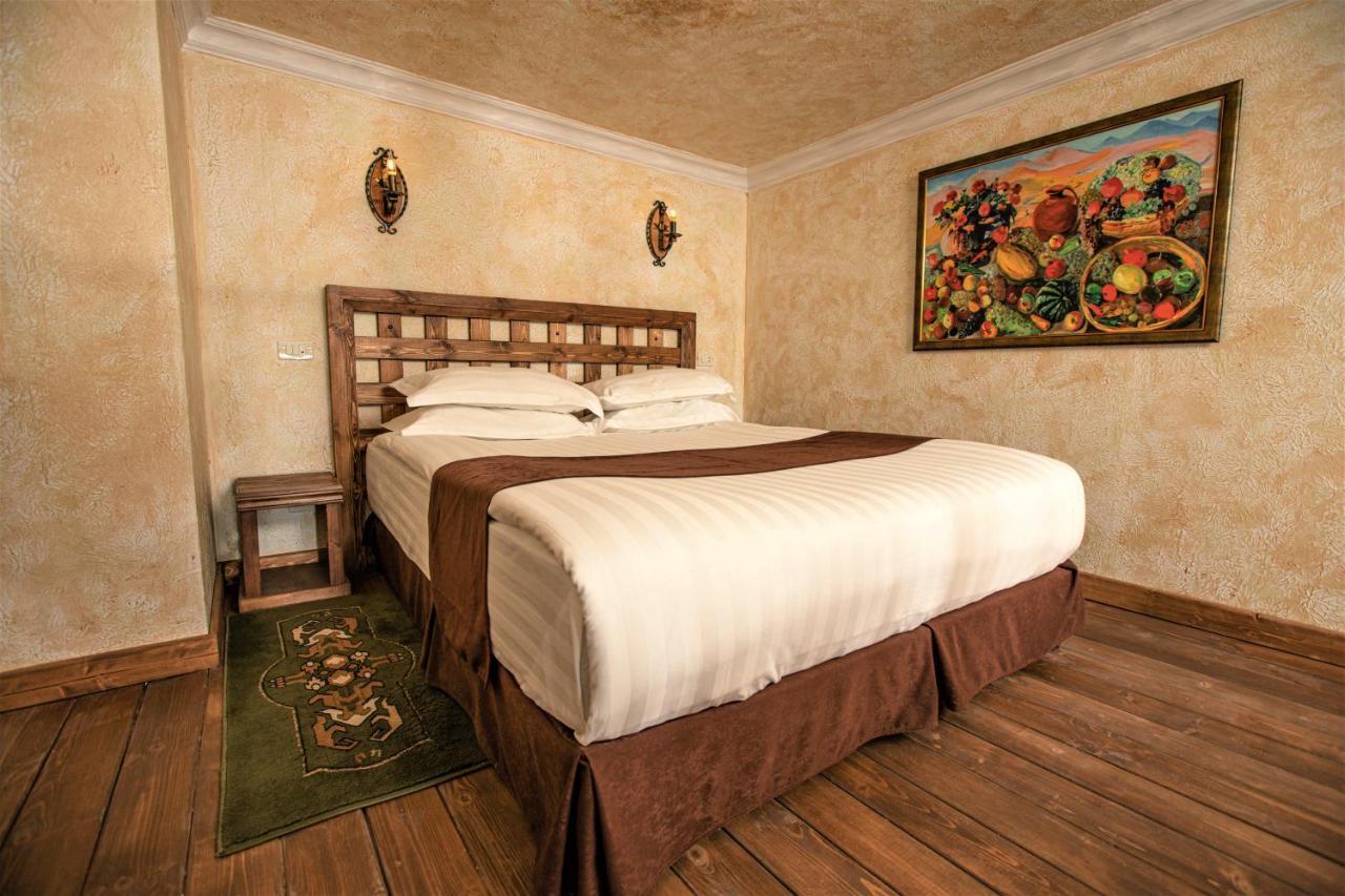 Caucasus Hotel Kasagh Eksteriør bilde A room at the hotel