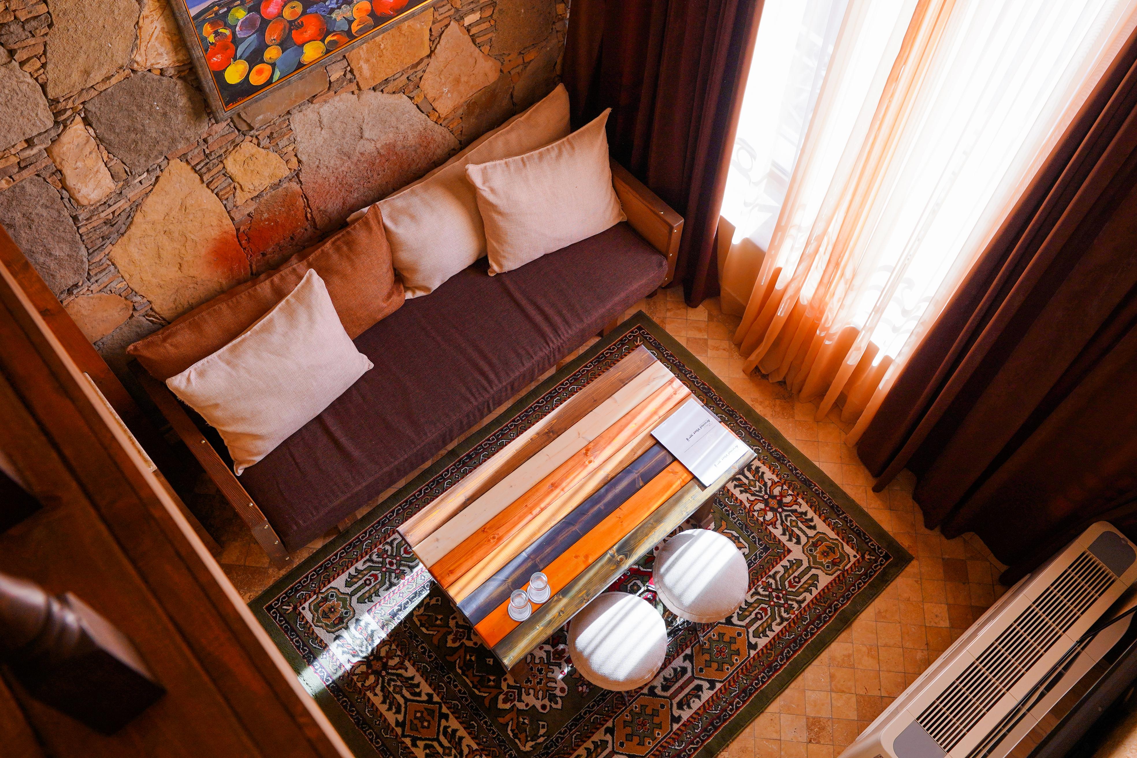 Caucasus Hotel Kasagh Eksteriør bilde A living room with a carpet