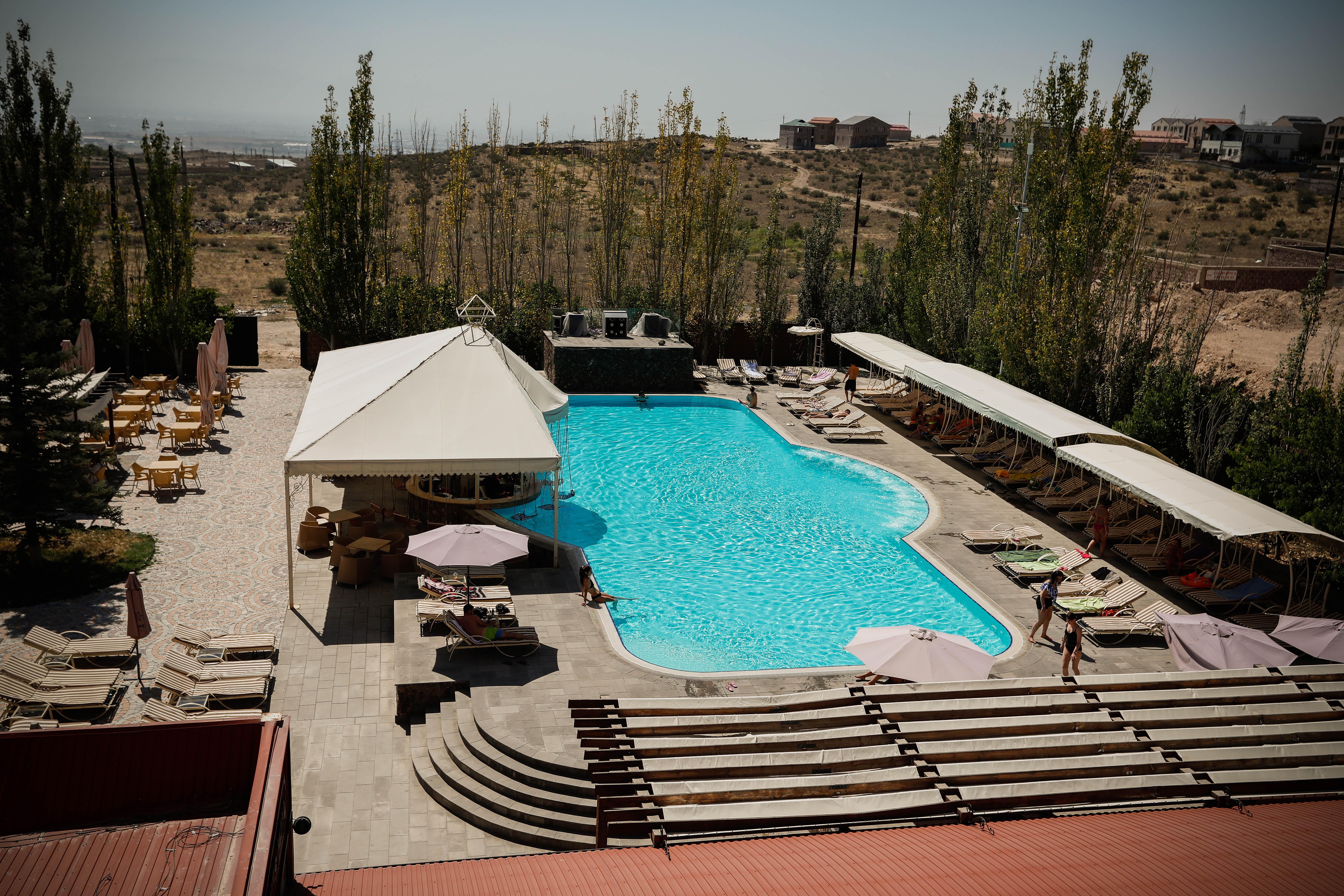 Caucasus Hotel Kasagh Eksteriør bilde The swimming pool at the Grand Hotel