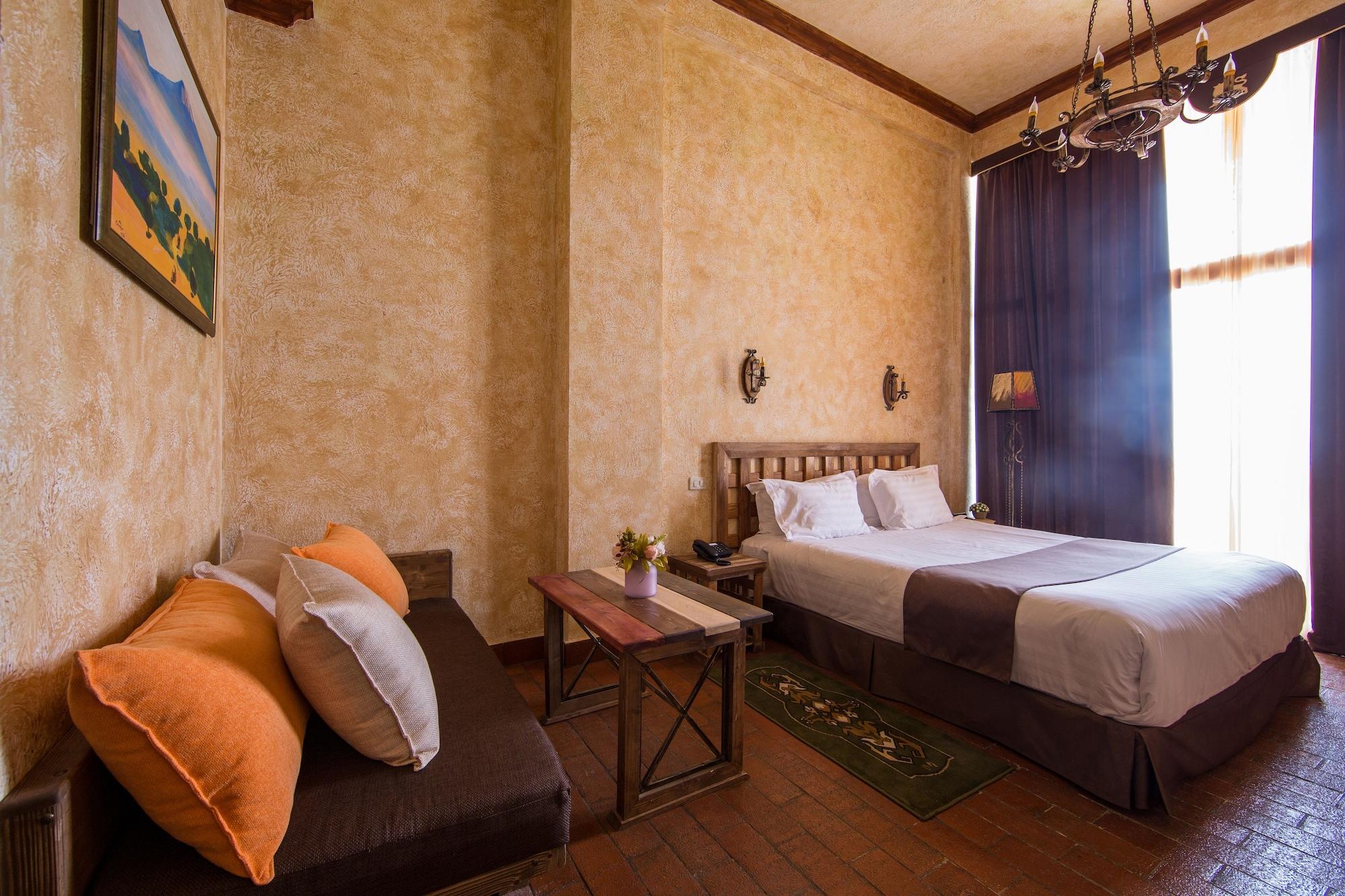 Caucasus Hotel Kasagh Eksteriør bilde A room at the hotel